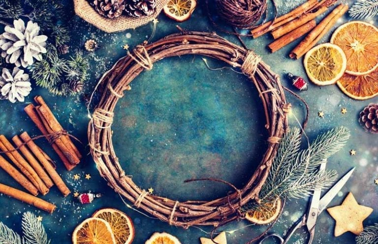 WHAT IS THE SYMBOLIC MEANING OF A CHRISTMAS WREATH visual data 8